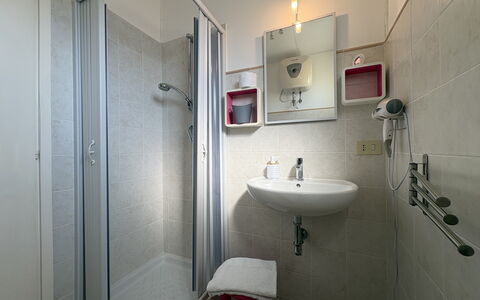 Villa Andrea: Interior Design, Pavimento, Camera, Pavimentazione, Idraulico Fixture, Lavello, Idraulico, Rubinetto, Soffitto, Lavandino Del Bagno