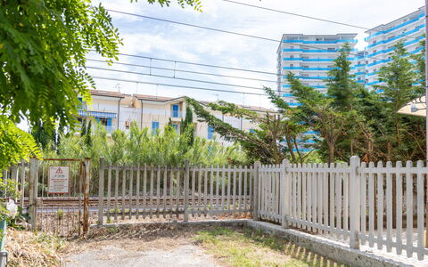Casale Oleandro Marino: Zona Residenziale, Recinzione, Appartamento, Condominio, Home Scherma, Steccato, Giardino, Shade, Landscaping, Balcone