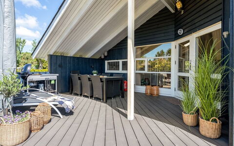 Roope - 800M from the Sea: Legna, Pavimento In Legno, Portico, Casa, Deck, Latifoglie, Pavimentazione, Plank, Tetto, Porta