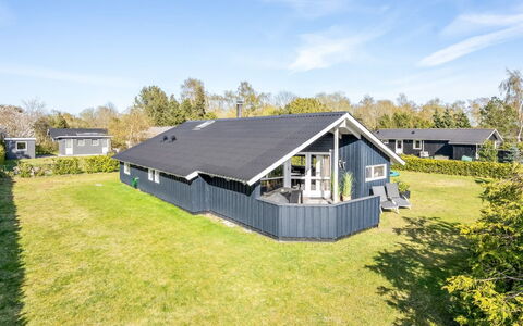 Roope - 1.3Km from the Sea: Pavimentazione, Parete, Pavimento, Interior Design, Legna, Soffitto, Pavimento In Legno, Illuminazione, Mobilia, Pavimento Laminato
