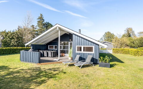 Roope - 1.3Km from the Sea: Pavimentazione, Parete, Pavimento, Interior Design, Legna, Soffitto, Pavimento In Legno, Illuminazione, Mobilia, Pavimento Laminato