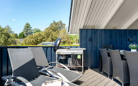 Roope - 1.3Km from the Sea: Pavimentazione, Parete, Pavimento, Interior Design, Legna, Soffitto, Pavimento In Legno, Illuminazione, Mobilia, Pavimento Laminato