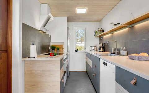 Sinnika - 550M from the Sea: Cucina, Controsoffitto, Legna, Pavimentazione, Elettrodomestico Da Cucina, Interior Design, Cabinetry, Apparecchio Major, Mobilia, Elettrodomestico