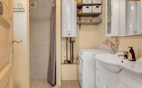 Sinnika - 550M from the Sea: Idraulico Fixture, Interior Design, Bagno, Pavimentazione, Lavello, Pavimento, Lavandino Del Bagno, Mobiletto Del Bagno, Gabinetto, Cabinetry