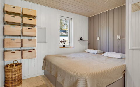 Sinnika - 550M from the Sea: Legna, Pavimentazione, Interior Design, Pavimento, Soffitto, Camera, Camera Da Letto, Letto, Cabinetry, Color Legno