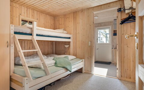 Sinnika - 550M from the Sea: Legna, Camera Da Letto, Soffitto, Letto A Castello, Letto, Interior Design, Pavimento, Mobilia, Pavimentazione, Casa