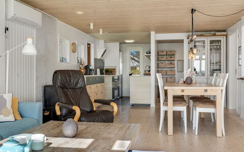 Sinnika - 550M from the Sea: Mobilia, Legna, Interior Design, Pavimentazione, Soffitto, Pavimento, Camera, Casa, Cucina & Sala Da Pranzo Tavolo, Soggiorno