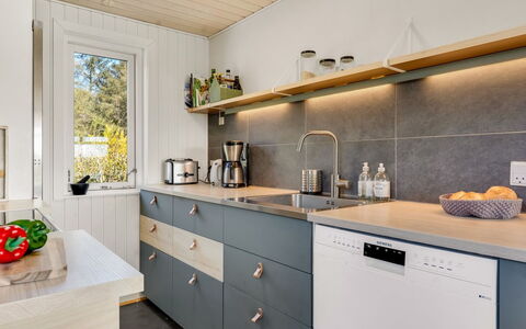 Sinnika - 550M from the Sea: Cucina, Pavimentazione, Legna, Controsoffitto, Cabinetry, Elettrodomestico Da Cucina, Mobilia, Interior Design, Pavimento, Casa