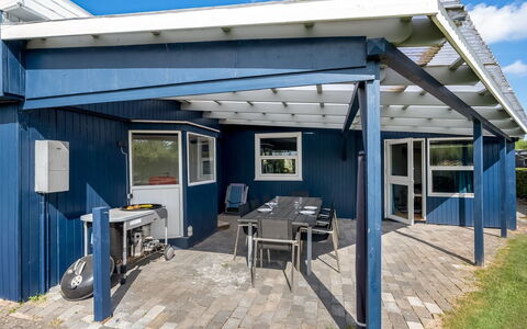 Nisse - 300M from the Sea: Mobilia, Legna, Interior Design, Pavimentazione, Pavimento, Sedia, Camera, Soffitto, Soggiorno, Appartamento