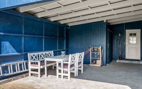 Nisse - 300M from the Sea: Mobilia, Legna, Interior Design, Pavimentazione, Pavimento, Sedia, Camera, Soffitto, Soggiorno, Appartamento