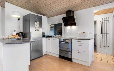 Nisse - 300M from the Sea: Cucina, Elettrodomestico Da Cucina, Controsoffitto, Interior Design, Pavimentazione, Mobilia, Soffitto, Apparecchio Major, Legna, Cabinetry