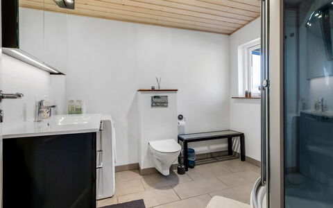 Nisse - 300M from the Sea: Pavimentazione, Interior Design, Idraulico Fixture, Soffitto, Pavimento, Lavello, Bagno, Rubinetto, Camera, Idraulico
