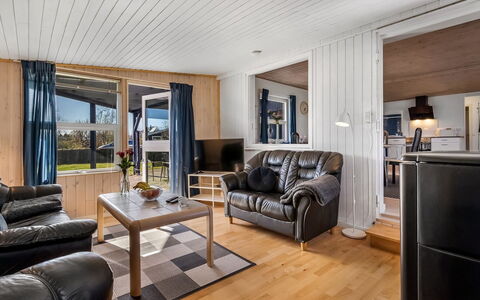 Nisse - 300M from the Sea: Legna, Mobilia, Interior Design, Soffitto, Pavimento, Pavimentazione, Casa, Divano, Soggiorno, Camera