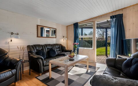 Nisse - 300M from the Sea: Legna, Mobilia, Interior Design, Soffitto, Pavimentazione, Divano, Soggiorno, Pavimento, Camera