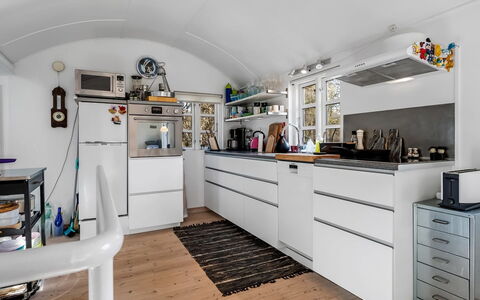 Norman - 100M from the Sea: Cucina, Pavimentazione, Interior Design, Apparecchio Major, Pavimento, Controsoffitto, Camera, Elettrodomestico Da Cucina, Soffitto, Cabinetry