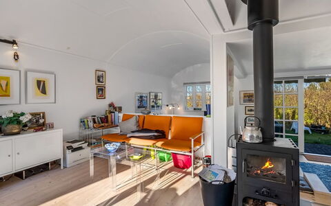 Norman - 100M from the Sea: Mobilia, Interior Design, Pavimentazione, Soffitto, Pavimento, Casa, Divano, Camera, Soggiorno, Illuminazione