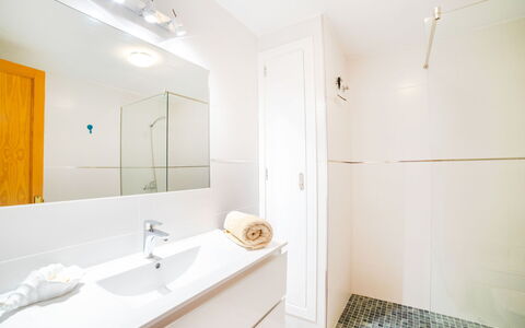 Sa Mirada: Pavimentazione, Interior Design, Pavimento, Idraulico Fixture, Soffitto, Bagno, Idraulico, Lavandino Del Bagno, Camera, Rubinetto