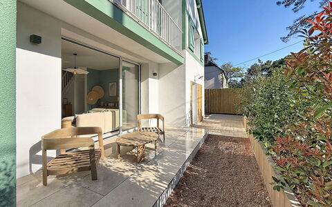 Villa Armorique: Mobilia, Balcone, Shade, Giardino, Mobili Da Esterno, Sedia, Portico, Cortile, Landscaping, Backyard