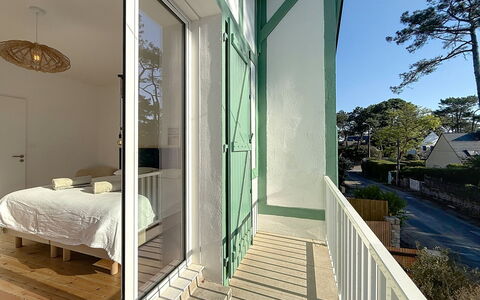 Villa Armorique: Mobilia, Balcone, Shade, Giardino, Mobili Da Esterno, Sedia, Portico, Cortile, Landscaping, Backyard