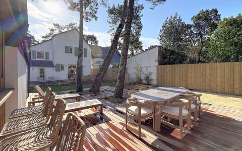Villa Armorique: Mobilia, Balcone, Shade, Giardino, Mobili Da Esterno, Sedia, Portico, Cortile, Landscaping, Backyard