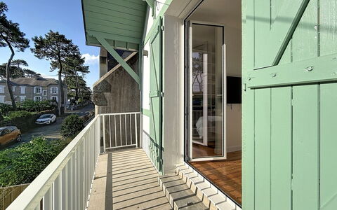 Villa Armorique: Mobilia, Balcone, Shade, Giardino, Mobili Da Esterno, Sedia, Portico, Cortile, Landscaping, Backyard
