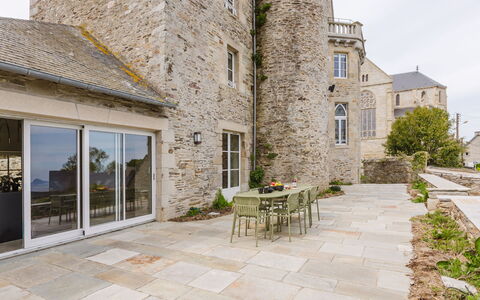 Domaine de Saint Cast: Mobilia, Balcone, Shade, Giardino, Mobili Da Esterno, Sedia, Portico, Cortile, Landscaping, Backyard
