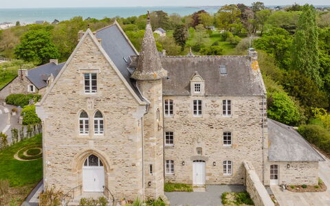 Domaine de Saint Cast: Mobilia, Balcone, Shade, Giardino, Mobili Da Esterno, Sedia, Portico, Cortile, Landscaping, Backyard