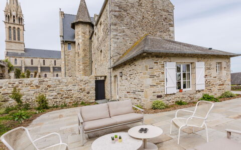 Domaine de Saint Cast: Mobilia, Balcone, Shade, Giardino, Mobili Da Esterno, Sedia, Portico, Cortile, Landscaping, Backyard
