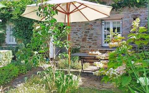 La Dolce Vita Brezhoneg: Ombrello, Mobilia, Vaso Di Fiori, Mobili Da Esterno, Sedia, Shade, Giardino, Tavolo Esterno, Pianta Della Casa, Backyard