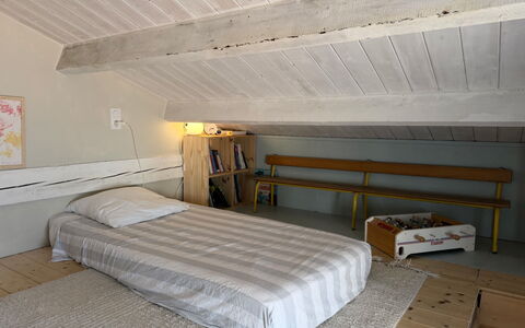 Altana: Camera Da Letto, Mobilia, Letto, Pavimentazione, Legna, Pavimento, Interior Design, Soffitto, Camera, Bedding