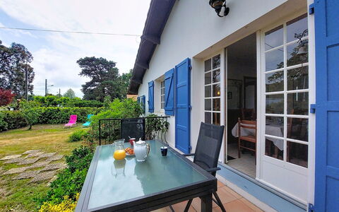Maison des Bergers: Mobilia, Balcone, Shade, Giardino, Mobili Da Esterno, Sedia, Portico, Cortile, Landscaping, Backyard
