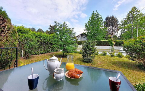 Maison des Bergers: Mobilia, Balcone, Shade, Giardino, Mobili Da Esterno, Sedia, Portico, Cortile, Landscaping, Backyard