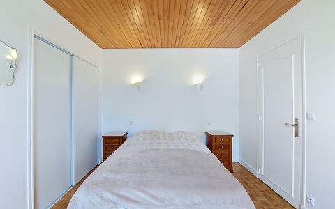 Maison des Bergers: Mobilia, Balcone, Shade, Giardino, Mobili Da Esterno, Sedia, Portico, Cortile, Landscaping, Backyard