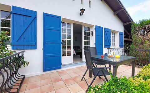 Maison des Bergers: Mobilia, Balcone, Shade, Giardino, Mobili Da Esterno, Sedia, Portico, Cortile, Landscaping, Backyard