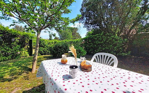 Gîte des Bergers: Mobilia, Balcone, Shade, Giardino, Mobili Da Esterno, Sedia, Portico, Cortile, Landscaping, Backyard