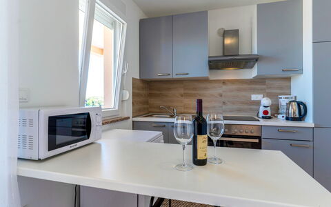 Rab Lopar 115: Controsoffitto, Cucina, Mobilia, Interior Design, Elettrodomestico Da Cucina, Cabinetry, Pavimentazione, Apparecchio Major, Legna, Pavimento