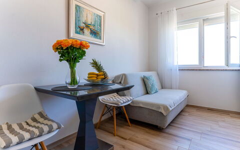 Rab Lopar 115: Mobilia, Interior Design, Pavimentazione, Divano, Pavimento, Legna, Soggiorno, Camera, Tavolo, Casa