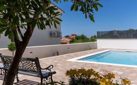 Rab Lopar 115: Pavimentazione, Pavimento, Piscina, Materiale Composito, Piastrella, Shade, Design, Ricorrere, Cortile, Eco Hotel