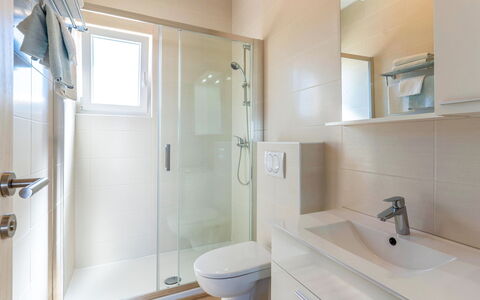 Rab Lopar 115: Bagno, Pavimentazione, Idraulico Fixture, Interior Design, Pavimento, Lavandino Del Bagno, Lavello, Rubinetto, Idraulico, Mobiletto Del Bagno