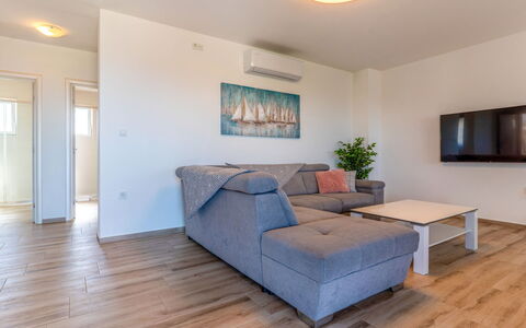 Rab Lopar 115: Pavimentazione, Interior Design, Mobilia, Pavimento, Divano, Legna, Pavimento In Legno, Soffitto, Camera, Soggiorno
