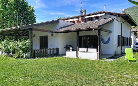 Jolanda: Mobilia, Interior Design, Pavimentazione, Sedia, Pavimento, Tavolo, Cucina & Sala Da Pranzo Tavolo, Shade, Soffitto, Color Legno