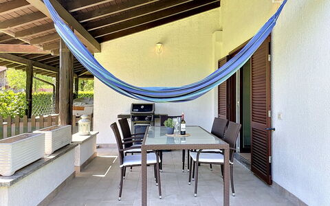 Jolanda: Mobilia, Interior Design, Pavimentazione, Sedia, Pavimento, Tavolo, Cucina & Sala Da Pranzo Tavolo, Shade, Soffitto, Color Legno