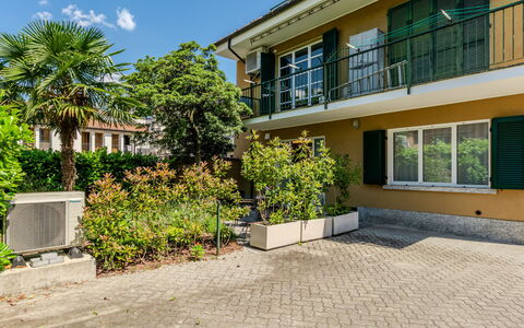 Renza: Zona Residenziale, Casa, Balcone, Estate, Shade, Driveway, Landscaping, Hacienda, Villa, Portico