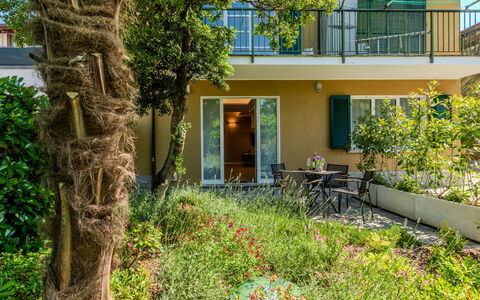 Renza: Arbusto, Casa, Balcone, Giardino, Shade, Estate, Cortile, Portico, Landscaping, Villa