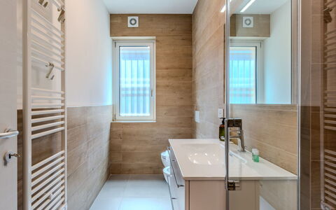 Renza: Pavimentazione, Pavimento, Interior Design, Bagno, Parete, Idraulico Fixture, Legna, Lavello, Lavandino Del Bagno, Mobiletto Del Bagno