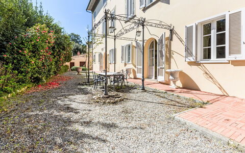 San Giovanni alla Vena: Mobilia, Interior Design, Pavimentazione, Sedia, Pavimento, Tavolo, Cucina & Sala Da Pranzo Tavolo, Shade, Soffitto, Color Legno