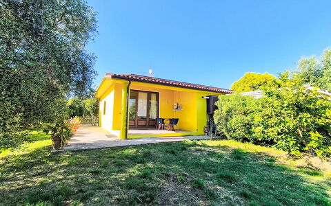Cottage Girasole di Mare: Mobilia, Interior Design, Pavimentazione, Sedia, Pavimento, Tavolo, Cucina & Sala Da Pranzo Tavolo, Shade, Soffitto, Color Legno