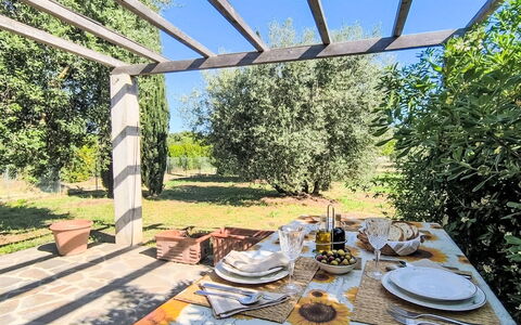 Cottage Girasole di Mare: Mobilia, Interior Design, Pavimentazione, Sedia, Pavimento, Tavolo, Cucina & Sala Da Pranzo Tavolo, Shade, Soffitto, Color Legno
