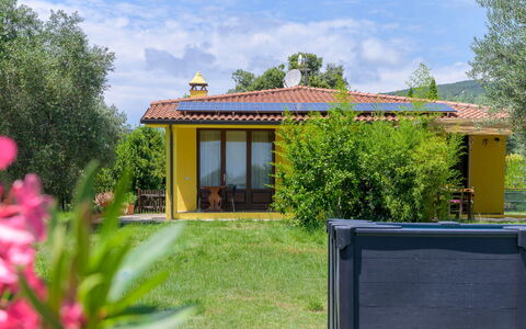Cottage Girasole di Mare: Lotto, Villetta, Giardino, Agriturismo, Edifici Giardino, Estate, Prato, Eco Hotel, Cortile, Backyard