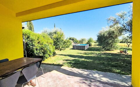 Cottage Girasole di Mare: Mobilia, Interior Design, Pavimentazione, Sedia, Pavimento, Tavolo, Cucina & Sala Da Pranzo Tavolo, Shade, Soffitto, Color Legno